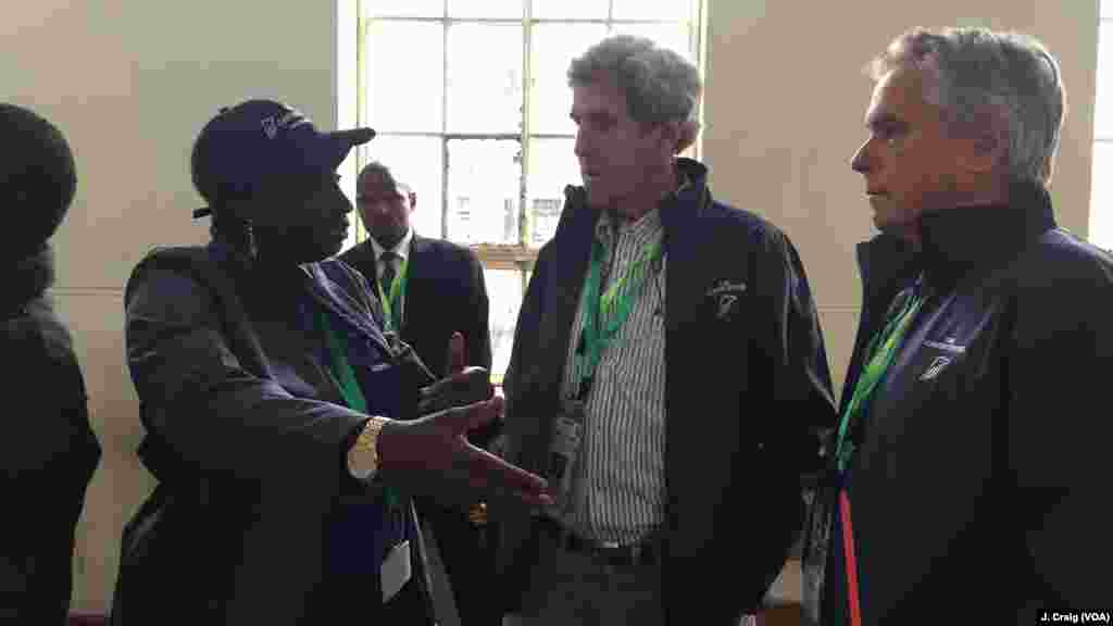 Former U.S. secretary of state John Kerry and former prime minister of Senegal Aminata Touré, co-leaders of the Carter Center&rsquo;s election observation mission in Kenya, are seen at the Westlands Primary School in Nairobi. (J. Craig/VOA)