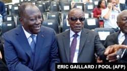 Le président ivoirien Alassane Ouattara (à g.) et son homologue guinéen Alpha Condé assistent à une cérémonie marquant le 75e anniversaire du débarquement allié en Provence pendant la Seconde Guerre mondiale, à Saint-Raphaël, dans le sud-est de la France, le 15 août 2019.