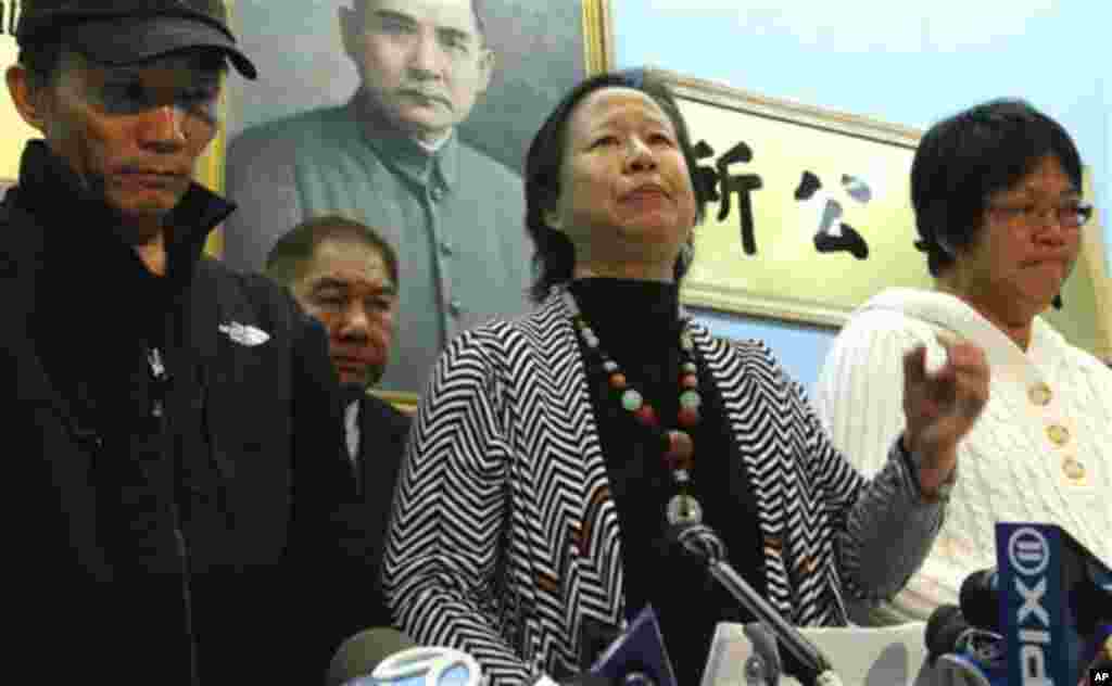 Su Zhen Chen, mother of Danny Chen, wipes away tears as she listens during a press conference on Thursday, Jan. 5, 2012 in New York. (AP Photo)