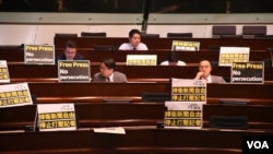 多名民主派議員在座位前放置抗議標語。(美國之音特約記者 湯惠芸拍攝 )