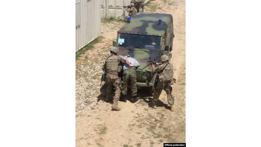 Pripadnici vojne policije američke kopnene vojske u Evropi (USAREUR) u zajedničkoj vežbi "Obazrivi vuk 19" sa bataljonom vojne policije Vojske Srbije na poligonu Borovac i strelištu Medja u bazi Jug pored Bujanovca, Bujanovac, maj 2019. (Foto: Ambasada SAD)