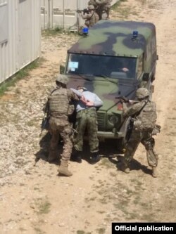 Pripadnici vojne policije američke kopnene vojske u Evropi (USAREUR) u zajedničkoj vežbi "Obazrivi vuk 19" sa bataljonom vojne policije Vojske Srbije na poligonu Borovac i strelištu Medja u bazi Jug pored Bujanovca, Bujanovac, maj 2019. (Foto: Ambasada SAD)