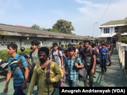 Ratusan WNA Bangladesh yang terpaksa diamankan pihak Imigrasi Klas 1 Khusus Medan, Rabu (6/2). (foto: VOA/Anugrah Andriansyah)