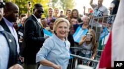 បេក្ខជន​ប្រធានាធិបតី​គណ​បក្ស​ប្រជាធិបតេយ្យ​អ្នកស្រី​ Hillary Clinton ចេញ​ដំណើរ​បន្ទាប់​ពី ការ​ថ្លែង​សុន្ទរកថា​ ក្នុង​ទិវា​ការងារ​ប្រចាំឆ្នាំ​លើក​ទី ៤៩ នៅ​ឧទ្យាន​ Illiniwek Park Riverfront ក្នុង​ក្រុង Hampton កាលពី​ថ្ងៃ​ទី​ ០៥ កញ្ញា ២០១៦។