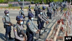  ကန႔္ကြက္ဆႏၵျပသူေတြကို ရဲမ်ားက ပို႔ဆို႔ေနပံု ေတြ႔ရစဥ္။ (ဇန္နဝါရီ ၂၉၊ ၂၀၂၁)