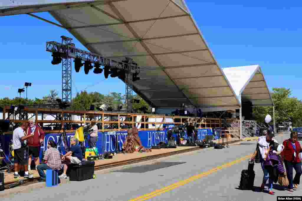 Stand up positions for reporters are lined up outside of the debate hall. (B. Allen/VOA)