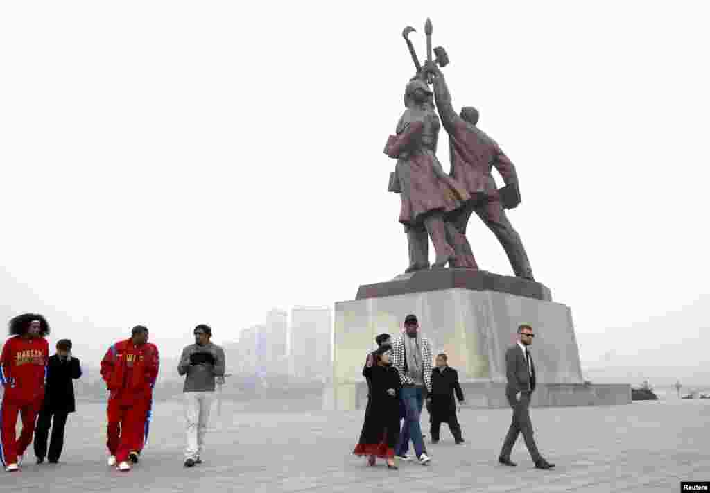 Helvetica, sans-serif; font-size: 10.909090995788574px; background-color: rgb(255, 255, 255); " Former NBA star Dennis Rodman (2nd R, front) and his company visit the Tower of Juche Idea in Pyongyang in this picture released by North Korea&#39;s KCNA news agency on March 1, 2013. 