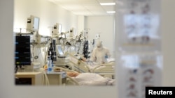 Medicinska radnica brine o pacijentima obolelim od Kovida 19, u novoizgrađenoj kovid bolnici u Novom Sadu, Srbija, 8. septembra 2021. (Foto: Rojters, Zorana Jevtić)