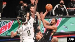 Kevin Durant (7) des Brooklyn Nets tente un shoot face à Bobby Portis (9) des Milwaukee Bucks, New York, le 7 juin 2021, Credit: Wende