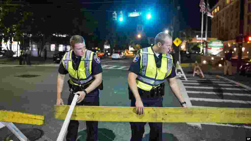 La police ferme une section de la rue Calhoun, près de l&#39;église AME Emanuel où un homme armé a ouvert le feu et tué neuf personnes mercredi 17 juin 2015 à Charleston, Caroline du Sud&nbsp;