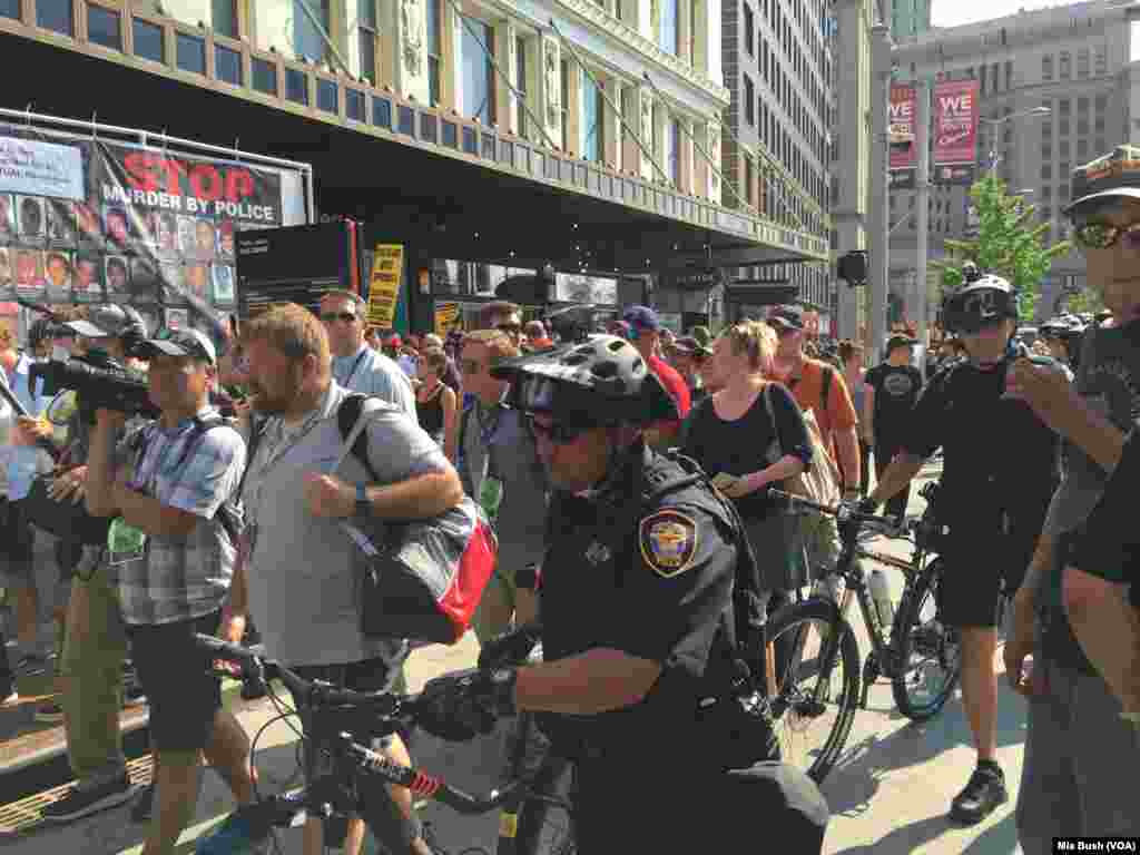 Black Lives Matter activists take their protest away from Public Square as police form a line to keep the protesters to the sidewalk and one lane of traffic, in Cleveland, July 19, 2016.