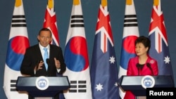 Thủ tướng Australia Tony Abbott và Tổng thống Nam Triều Tiên Park Geun-hye trong một cuộc họp báo chung tại dinh tổng thống ở Seoul, ngày 8/4/2014.