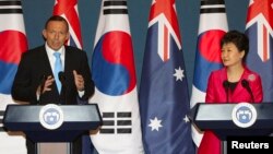 PM Australia Tony Abbott (kiri) dan Presiden Korsel Park Geun-hye memberikan keterangan pers pasca penandatanganan kesepakatan perdagangan bebas di Seoul, Selasa (8/4). 