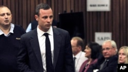 Oscar Pistorius a su llegada al juicio en la corte de Pretoria a donde también asiste la familia de la víctima, Reeva Steenkamp.