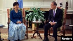 유엔총회 참석을 위해 뉴욕에 도착한 박근혜 한국 대통령(왼쪽)이 유엔 사무총장 관저에서 반기문 총장과 면담하고 있다.