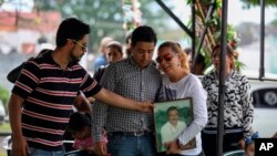 El 19 de marzo, el columnista Ricardo Monlui fue asesinado al salir de un restaurante con su esposa y su hijo en Yanga, Veracruz.