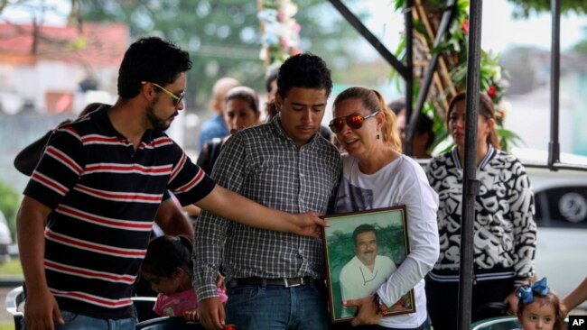 El 19 de marzo, el columnista Ricardo Monlui fue asesinado al salir de un restaurante con su esposa y su hijo en Yanga, Veracruz.