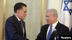 PM Israel Benjamin Netanyahu (kanan) menyambut kunjungan capres partai Republik, Mitt Romney di Yerusalem (29/7). 