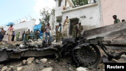 Bezbednosni agenti blizu mesta samoubilačkog napada izavn kompleksa Ujedinjenih nacija u Mogadišu