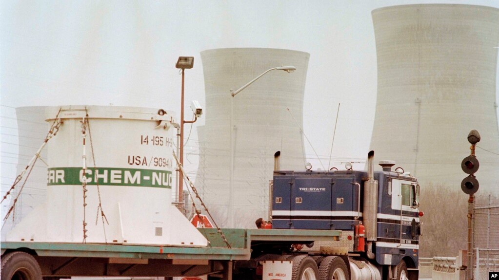 An empty containment tank enters the Three Mile Island nuclear power plant at Middletown, Penn. in March, 1979.