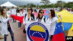 Médicos venezolanos protestan contra el gobierno del presidente Nicolás Maduro en el Puente Internacional Tienditas. Foto de archivo.
