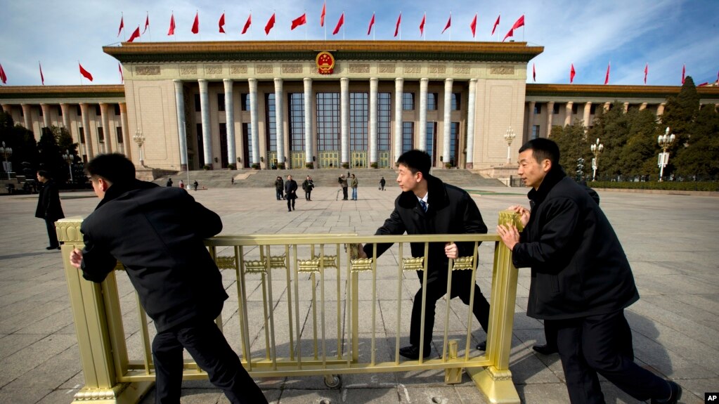 便衣人员在北京人民大会堂前挪动栅栏 (photo:VOA)