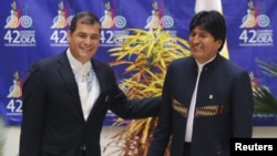 Los presidentes de Ecuador, Rafael Correa, y de Bolivia, Evo Morales, durante la inauguración de la 42a. Asamblea General de la OEA, en Cochabamba, Bolivia.
