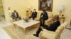 Rencontre entre l'ancien président d'Angola Eduardo dos Santos (à g.) et son successeur Joao Lourenço, le 24 décembre 2021 à Luanda.
