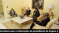 Rencontre entre l'ancien président d'Angola Eduardo dos Santos (à g.) et son successeur Joao Lourenço, le 24 décembre 2021 à Luanda.