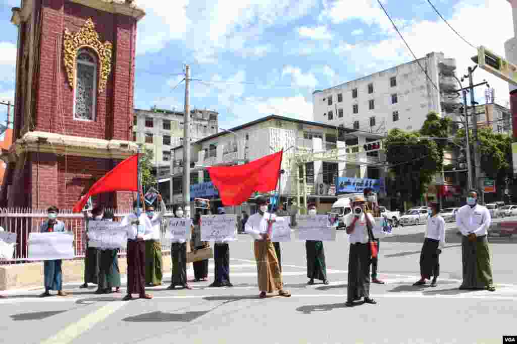 ဗမာနိုင်ငံလုံးဆိုင်ရာ ကျောင်းသားသမဂ္ဂများအဖွဲ့ချုပ် အဖွဲ့ဝင်တွေ မန္တလေးမြို့ ၈၄-၃၁ လမ်းကနေ ဈေးချို နာရီစင်အထိ ချီတက် လမ်းလေ ျှာက်ခဲ့ကြတဲ့ မြင်ကွင်း။ (စက်တင်ဘာ ၁၀၊ ၂၀၂၀)