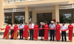 Phó Đại sứ Mỹ Susan Sutton tham gia khánh thành một trung tâm quản lý thảm họa ở Ninh Thuận, Việt Nam, 1/3/2017.