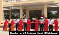 Phó Đại sứ Mỹ Susan Sutton tham gia khánh thành một trung tâm quản lý thảm họa ở Ninh Thuận, Việt Nam, 1/3/2017.
