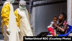 Mwana moko na maboko ya mama na ye azali kozuwa lisalisi na Centre ya traitement mpo na Ebola na Butembo, Nord-Kivu, elili ebisami le 31 juillet 2019. (Twitter/Unicef RDC) 
