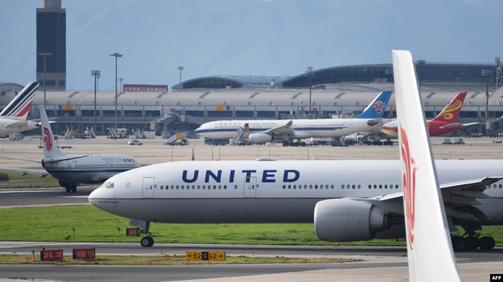 美国联合航空公司的波音777飞机2018年7月25日在北京机场等候起飞。 (photo:VOA)