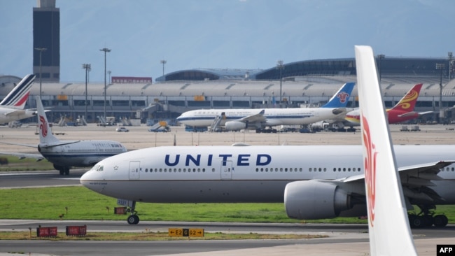 美国联合航空公司的波音777飞机2018年7月25日在北京机场等候起飞。 （资料图）