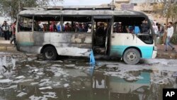 Warga memeriksa lokasi bom mobil bunuh diri di pasar di Sadr City, Baghdad, Irak (2/1). (AP/Karim Kadim)