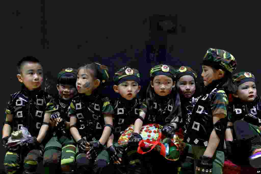 کودکان در مهدکودکی در چین&nbsp; برای شرکت در مراسم جشن فارغ التحصیلی لباس نظامی پوشیدند.