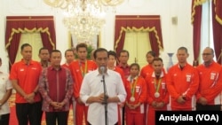 Presiden Jokowi mengapresiasi atlit peraih medali Olimpiade Rio 2016 di Istana Merdeka, Jakarta, 24 Agustus 2016 (Foto: VOA/Andylala)