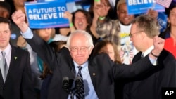 Thượng nghị sĩ Bernie Sanders mừng chiến thắng với người ủng hộ ở thành phố Manchester, bang New Hampshire, ngày 9 tháng 2, 2016.