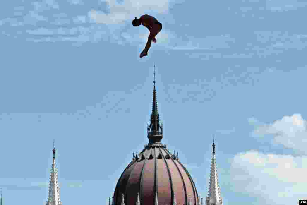 Columbia&#39;s Orlando Duque competes in round 3 of the men&#39;s High Diving competition at the 2017 FINA World Championships in Budapest, Hungary.