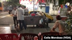 Venezolanos que han emigrado a Colombia reciben ayuda en las calles de Cúcuta.