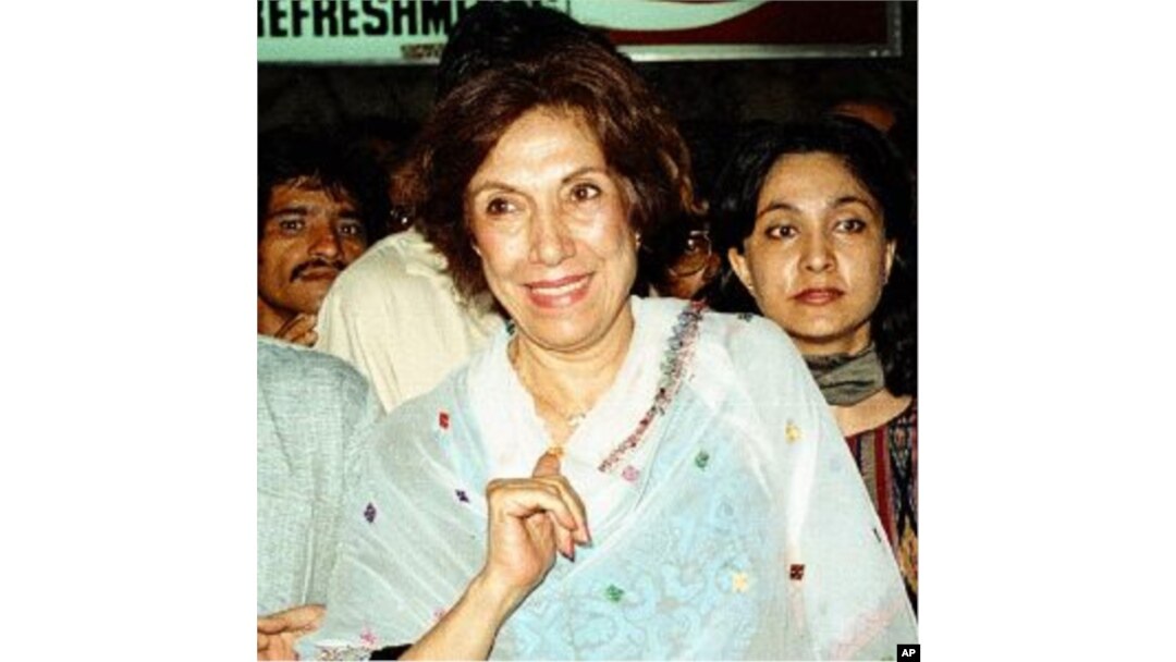 بحالی جمہوریت تحریک کی قائد بیگم نصرت بھٹو کی کراچی ایئر پورٹ سے روانگی کے وقت کی ایک تصویر۔ فائل فوٹو