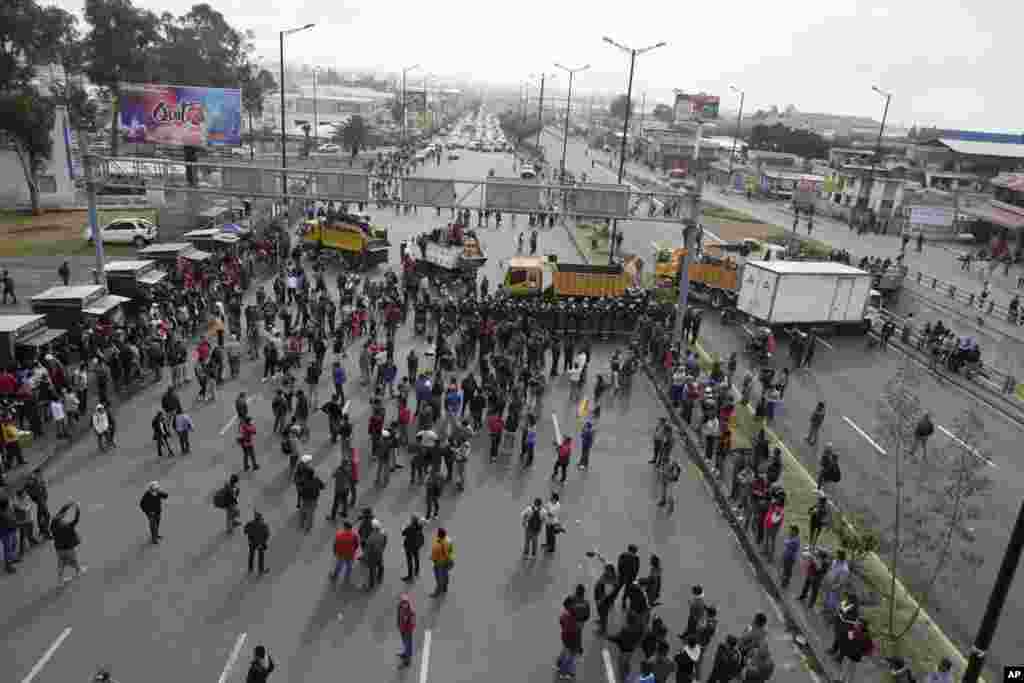Transportistas utilizaron sus vehículos para bloquear carreteras en distintos puntos de la capital ecuatoriana. Quito, 3 de octubre de 2019. AP/Dolores Ochoa.