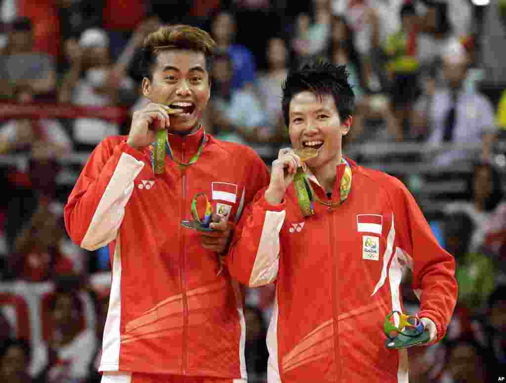 Tontowi/Liliyana berpose dengan medali emas yang mereka raih di Olimpiade Rio 2016 bertepatan dengan HUT Kemerdekaan Indonesia ke-71, Rabu (17/8).