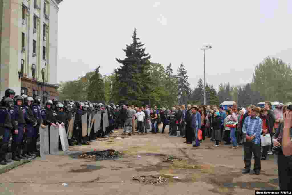 Вдень перед Будинком профспілок, у якому у п'ятницю загинули понад 30 осіб, зібрались люди. За словами Говарда Амоса (@howardamos), який перебуває в Одесі, вшанувати загиблих прийшли переважно про-російськи налаштовані громадяни.