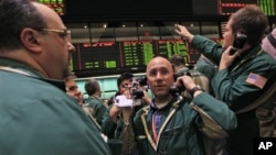 Traders work the crude oil options pit at the New York Mercantile Exchange, May 6, 2011.