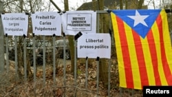 An Estelada (Catalan separatist flag) is seen next to slogans in front of the prison in Neumuenster, Germany, March 26, 2018. The signs read "Freedom for Carles Puigdemont," "Free Our President" and "Free Political Prisoners."
