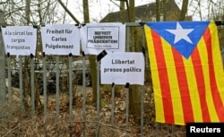 An Estelada (Catalan separatist flag) is seen next to slogans in front of the prison in Neumuenster, Germany, March 26, 2018. The signs read "Freedom for Carles Puigdemont," "Free Our President" and "Free Political Prisoners."