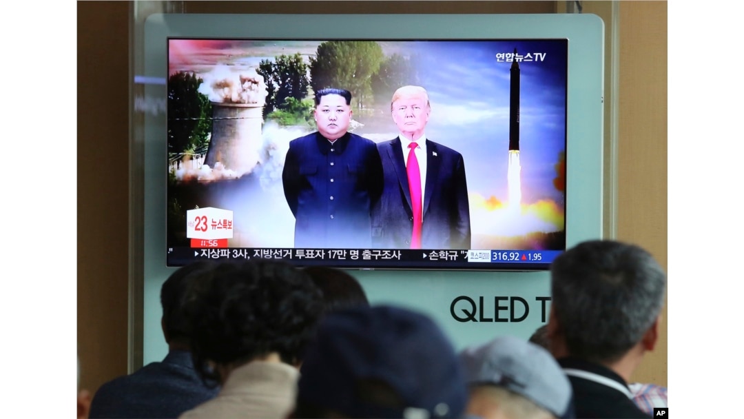 TV gledaoci u Seulu prate susret predsednika SAD i Severne Koreje, 11. jula 2018.