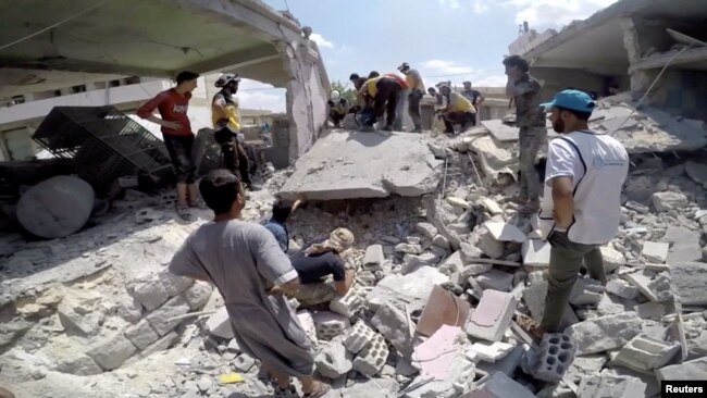 Organizata "Helmetat e Bardha" duke publikuar shkatërrimin në Idlib, Siri, në mediat sociale